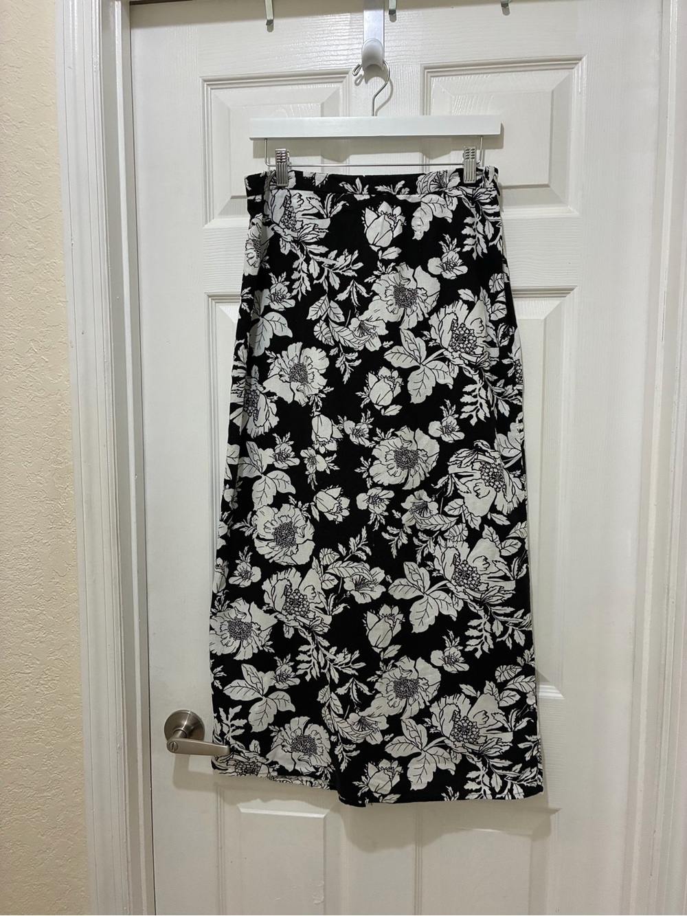 Old Navy Black and White Linen Blend Floral Midi Skirt size M